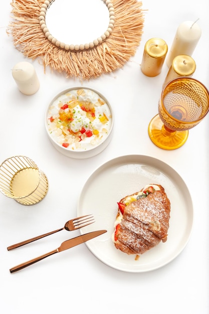 Kolacja przy świecach, talerz z jedzeniem